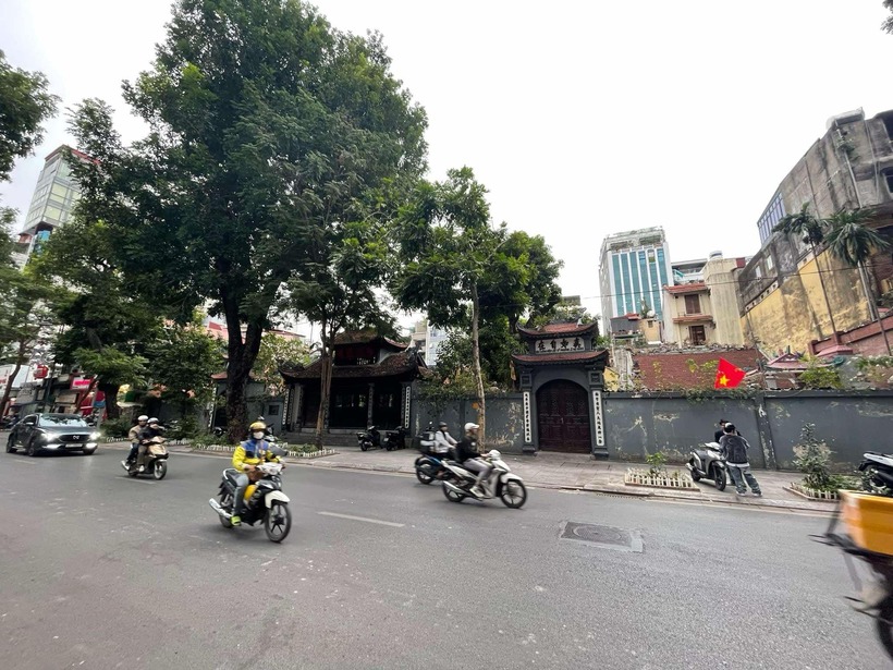 Lực lượng chức năng đã giải tán đám đông, không để xảy ra tình trạng tụ tập gây mất an toàn. Ảnh: Mộc Trà