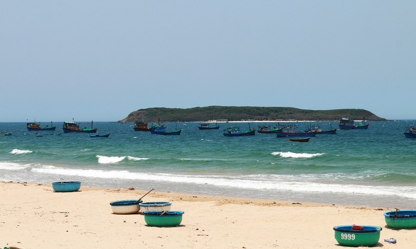 Đảo Hòn Chùa rộng chỉ khoảng 0,2 km2, có bãi cát duy nhất hướng về phía đất liền.