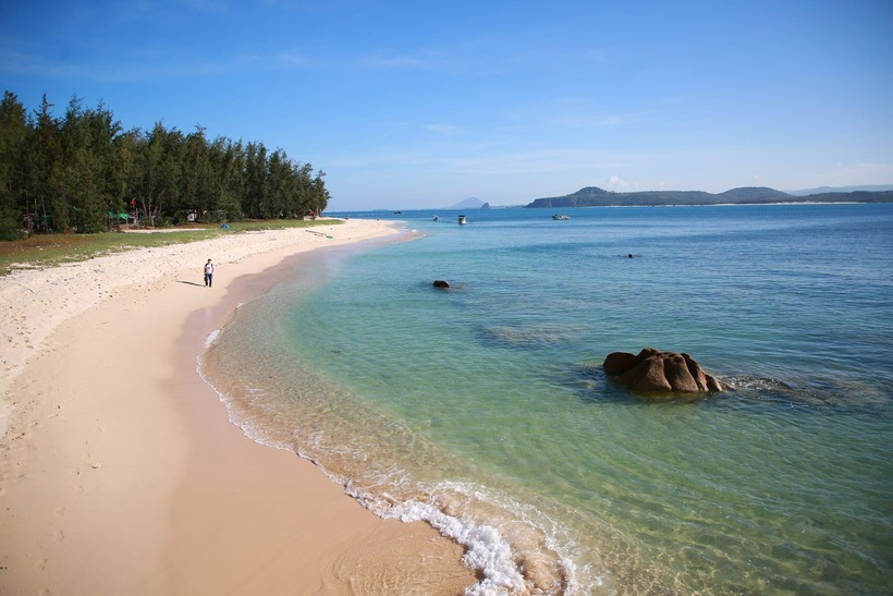 Giữa tiết trời oi ả, không có gì tuyệt vời hơn khi hòa mình vào dòng nước trong veo, tận hưởng sự thư giãn giữa bãi biển hoang sơ, nơi ít người qua lại.