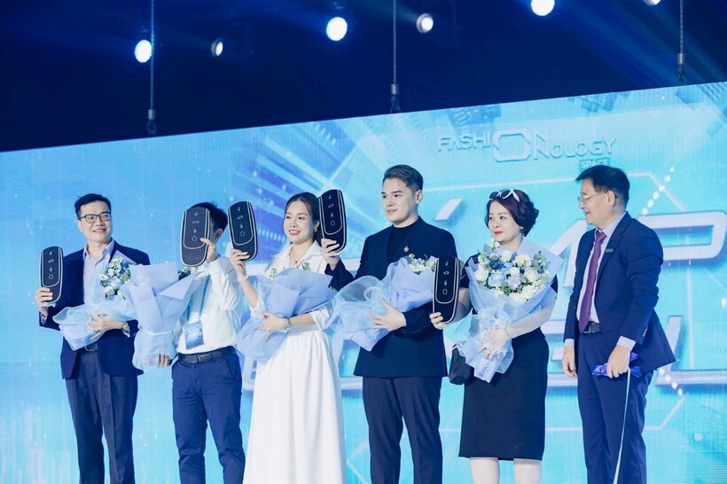 Những khách hàng đầu tiên nhận xe trong ngày sự kiện ra mắt