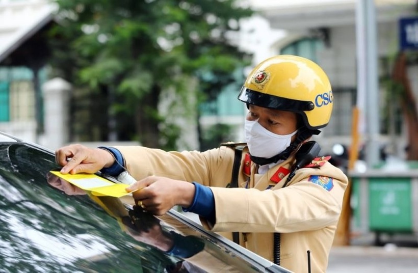 Nộp phạt tại chỗ cho Cảnh sát giao thông là hình thức đơn giản và thuận tiện nhất. (Ảnh minh họa)