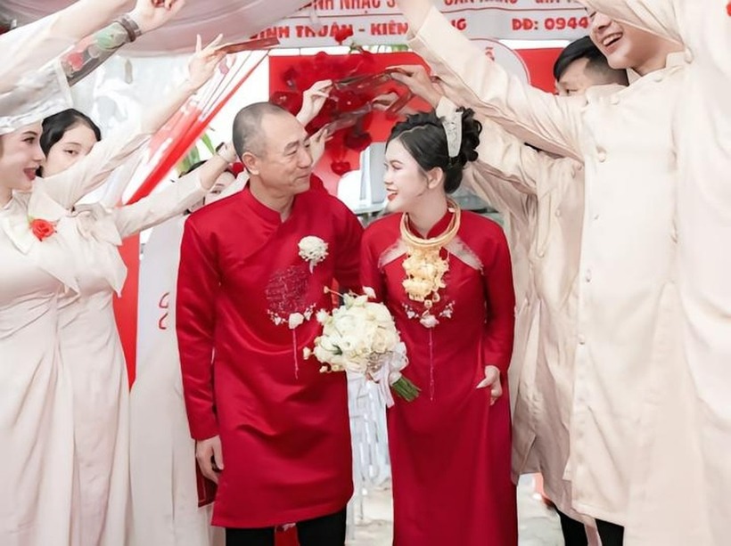 Chú rể người Hàn diện áo dài và thực hiện mọi nghi thức cưới theo phong tục người Việt Nam. Ảnh: Tri thức và Cuộc sống.