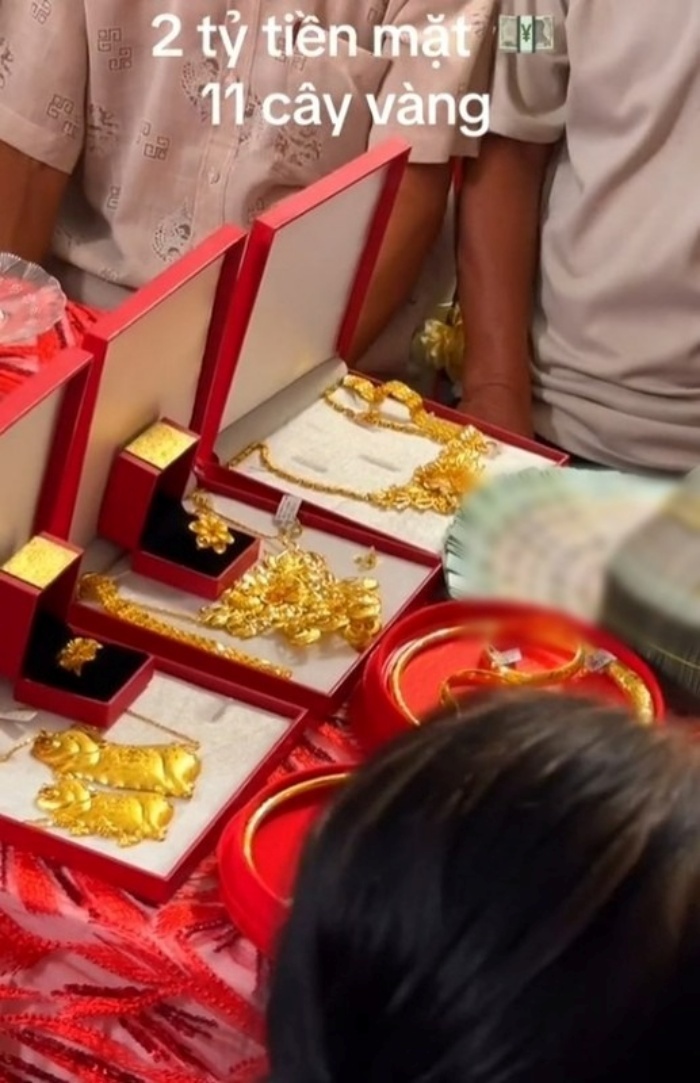 Chú rể đem theo sinh lễ gồm 11 cây vàng và 2 tỷ đồng tiền mặt để rước nàng về dinh. Ảnh: Tri thức và Cuộc sống.