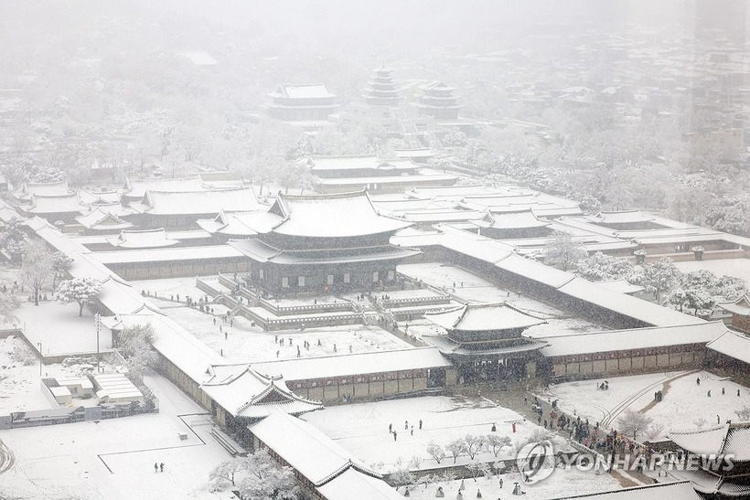Thủ đô Seoul của Hàn Quốc đón bão tuyết lớn nhất 52 năm qua. Ảnh: Yonhap