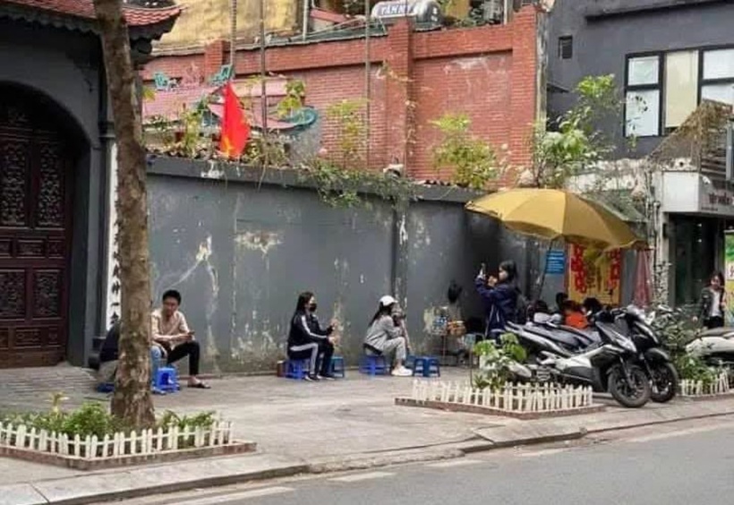 Sau khi được nam ca sĩ ghé qua, rất nhiều bạn trẻ đã đến địa điểm trên check in