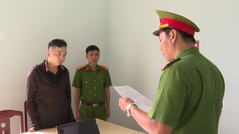 Cơ quan Cảnh sát điều tra Công an tỉnh Bạc Liêu tống đạt các quyết định tố tụng đối với Cao Văn Được. Ảnh: VOV