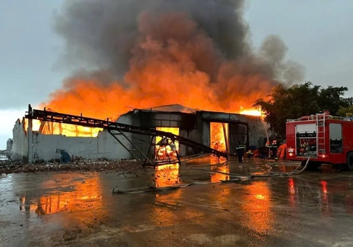 Hiện trường vụ cháy xưởng sản xuất bột cá ở Quảng Bình. Ảnh: VTC News