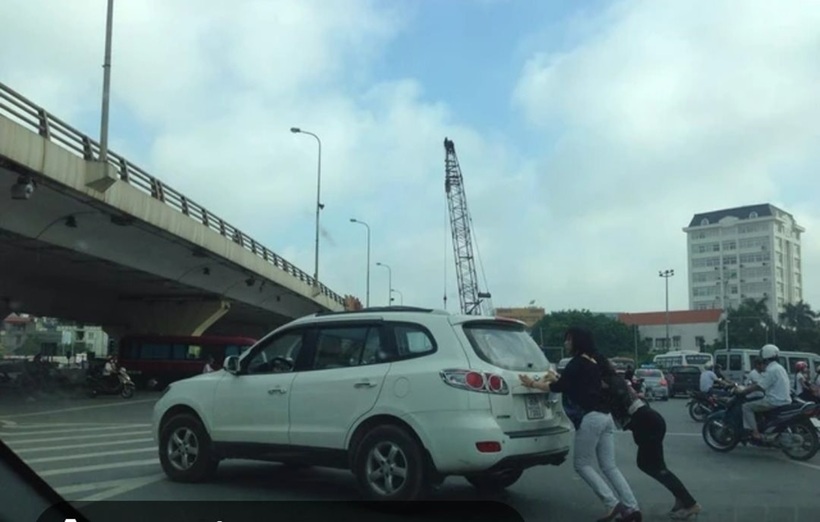 Xe hỏng đậu giữa đường, tài xế có bị phạt vì cản trở giao thông. Ảnh minh họa