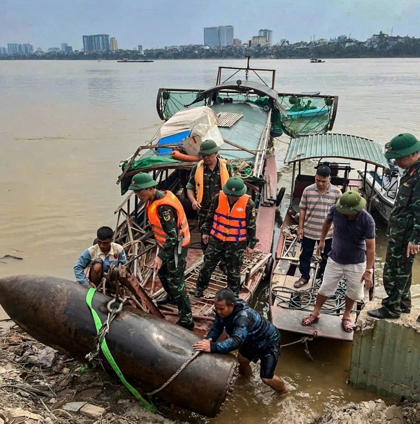 Quả bom được người phát hiện đưa đi xử lý. - Ảnh: Tuổi Trẻ.