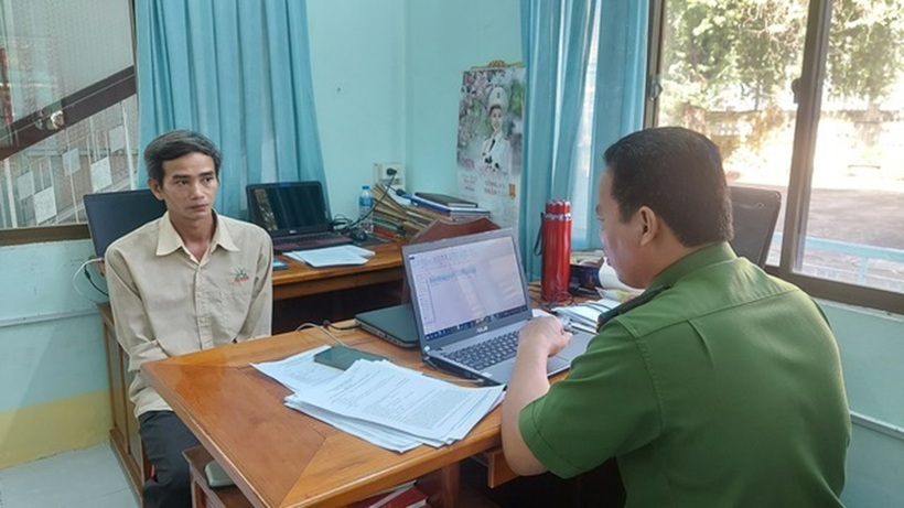 Nghi phạm Võ Thanh Dũng đến công an đầu thú về hành vi giết người. Ảnh: Thanh Niên
