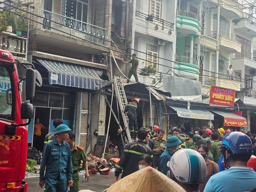 Ngọn lửa sau đó được khống chế. Bên trong căn nhà, cảnh sát tiếp tục phun nước, đề phòng cháy trở lại.