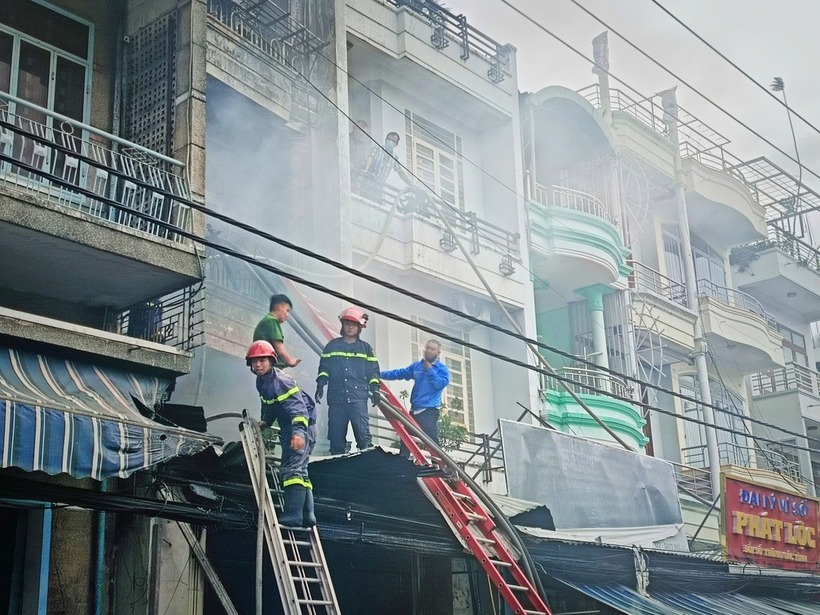 Ngay sau khi nhận được tin báo, chính quyền địa phương cùng hàng chục cảnh sát, xe chữa cháy được huy động tới hiện trường.