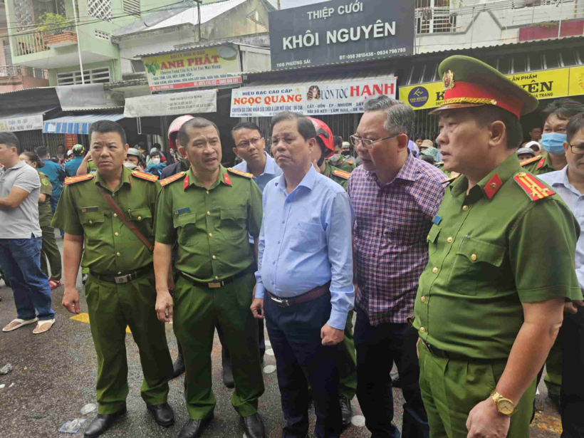 Chủ tịch tỉnh Khánh Hòa Nguyễn Tấn Tuân kiểm tra hiện trường vụ cháy. Ảnh: Lao Động