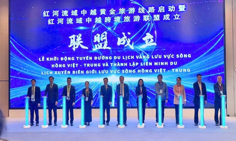 Các đại biểu ấn nút khởi động tuyến du lịch vàng lưu vực sông Hồng Việt - Trung.