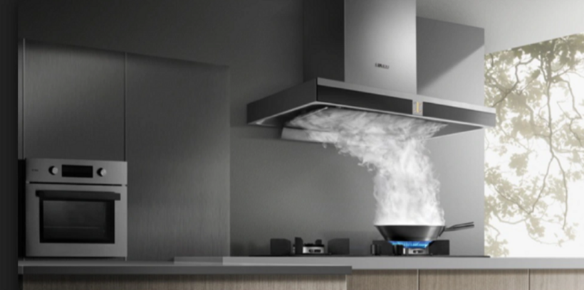 Khi bạn mở cửa sổ, không khí ngoài trời sẽ thay đổi liên tục, khiến máy phải làm việc nhiều hơn để duy trì hiệu quả hút mùi, dẫn đến tiêu tốn năng lượng một cách không cần thiết.