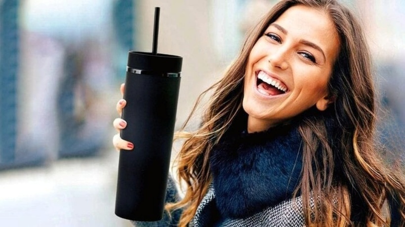 Cốc có nắp và ống hút cần phải được làm sạch ngay sau mỗi lần sử dụng. Ảnh minh họa: Amazon