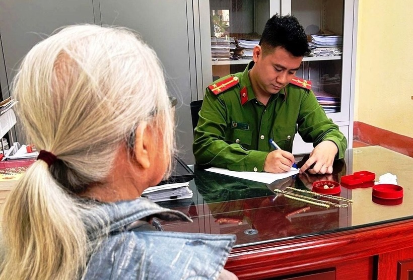 Cụ Th. tại cơ quan công an. Ảnh: Công an Ninh Bình