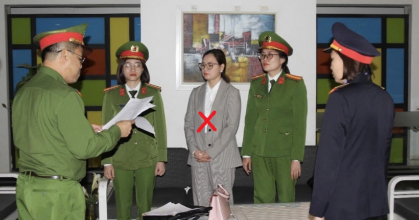 Cơ quan CSĐT Công an tỉnh Hà Nam thi hành Lệnh bắt bị can, Lệnh khám xét chỗ ở, nơi làm việc đối với Nguyễn Thu Nhiễu (dấu X) về tội “Nhận hối lộ”.