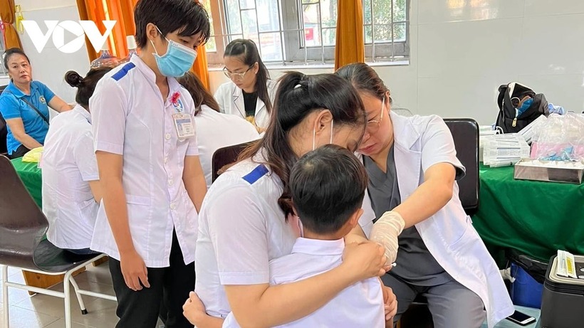 Cán bộ y tế tới các trường để tổ chức tiêm ngừa bệnh sởi cho các học sinh. Ảnh: VOV