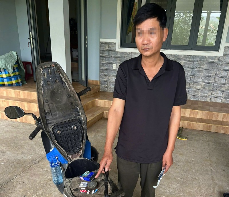 P.N.L. cùng tang vật ma túy bị Công an Hiệp Đức, Quảng Nam bắt quả tang. Ảnh: Lao Động