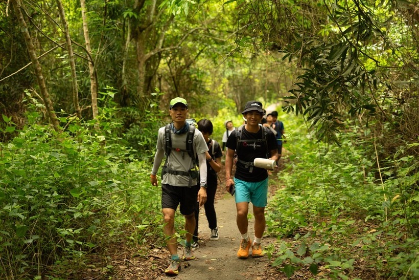 Trekking 10 km rừng nguyên sinh trên đảo Cát Bà là một trải nghiệm không thể bỏ