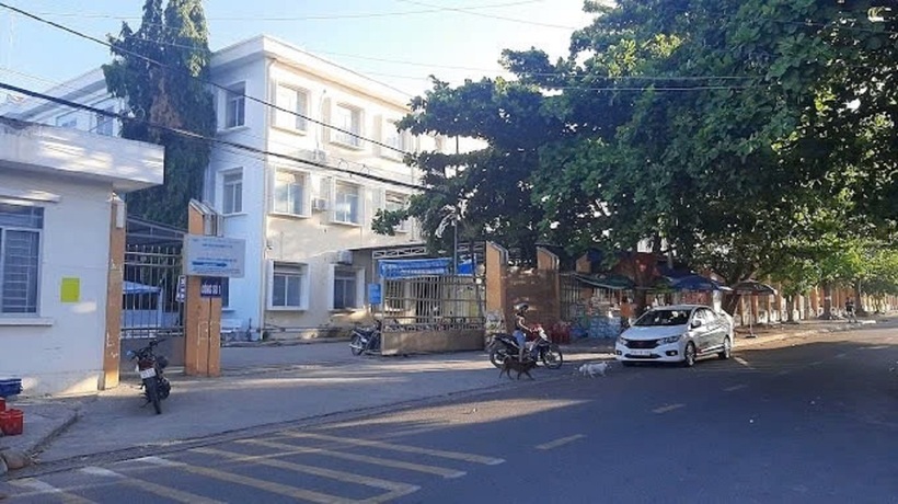 2 nữ sinh "làm hại bản thân" vì bị cha mẹ mắng phải đến Bệnh viện Đa khoa khu vực Cam Ranh để theo dõi. Ảnh: Báo Giao thông