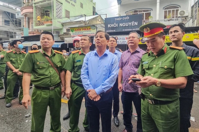 Ông Nguyễn Tấn Tuân, Chủ tịch UBND tỉnh Khánh Hòa, đến hiện trường chỉ đạo công tác khắc phục hậu quả vụ cháy. (Ảnh: Pháp luật TP.HCM)