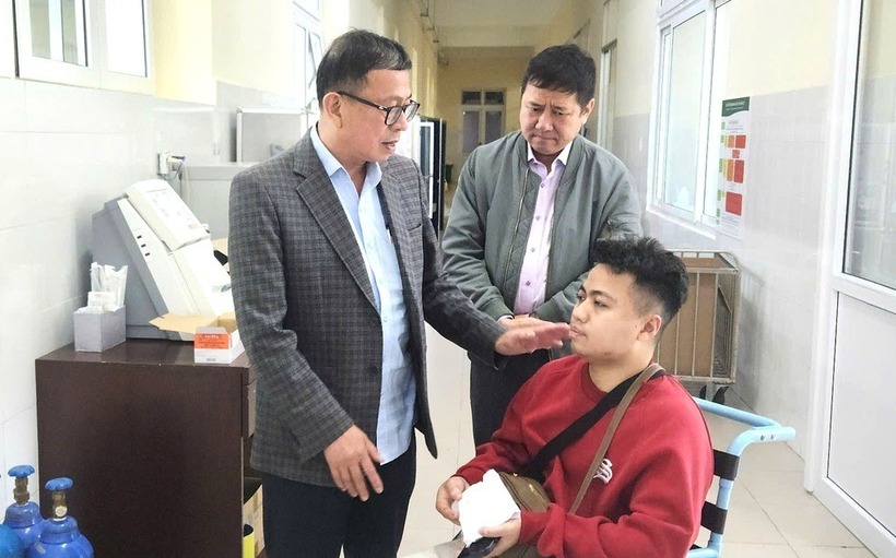 Phó Chủ tịch UBND thành phố Đà Lạt thăm hỏi, động viên du khách bị tai nạn. Ảnh: Dân trí