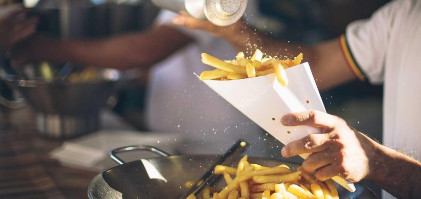 Muối và đồ ăn mặn: Muối và đồ ăn mặn có ảnh hưởng nhiều trong việc cơ thể duy trì và dung nạp chất lỏng. Thận khỏe mạnh sẽ giúp duy trì sự cân bằng chất lỏng phù hợp nhưng khi đang bị bệnh thận, chức năng này có thể gây ảnh hưởng. Quá nhiều muối sẽ khiến cơ thể giữ lại nhiều chất lỏng hơn, ảnh hưởng đến huyết áp và có thể gây ra bệnh tim, phổi.