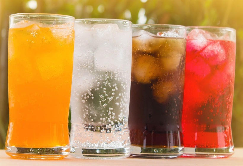 Đồ uống có ga, rượu: Đồ uống có ga chứa nhiều đường và phốt pho, hai chất có thể gây hại cho thận. Đường có thể làm tăng nguy cơ béo phì và tiểu đường, hai bệnh lý có liên quan mật thiết đến suy thận. Trong khi đó, phốt pho dư thừa có thể tích tụ trong máu, gây tổn thương thận và làm suy giảm chức năng thận. Rượu là một chất độc đối với thận. Uống quá nhiều rượu có thể gây tổn thương trực tiếp đến thận và làm suy giảm chức năng thận. Ngoài ra, rượu còn có thể làm tăng huyết áp và gây mất nước, hai yếu tố nguy cơ khác gây hại cho thận.