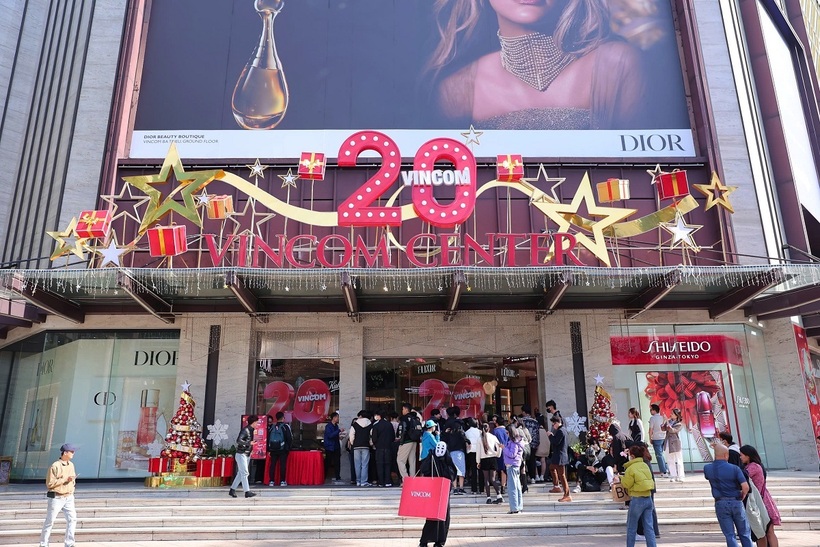 Đông đảo khách hàng đã có mặt 8h sáng tại tại Vincom Center Bà Triệu để "săn sale"