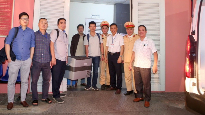 Các bác sĩ Bệnh viện Trung ương Huế vận chuyển tim từ Hà Nội về Huế. Ảnh: Sức khỏe & Đời sống