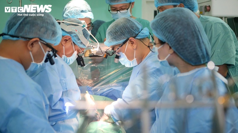 Các bác sĩ tiến hành ghép tim cho bệnh nhân. Ảnh: VTC News