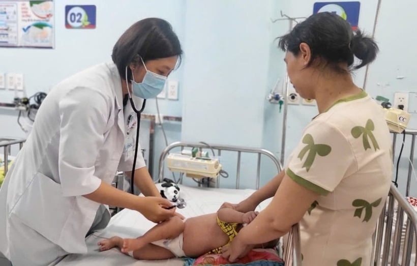 Nhiều trẻ chưa đến tuổi tiêm chủng đã mắc sởi. Ảnh minh họa