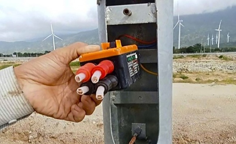 Dây cáp điện lõi đồng tại một trụ đèn trên cao tốc Cam Lâm - Vĩnh Hảo bị cắt. (Ảnh: VNE)