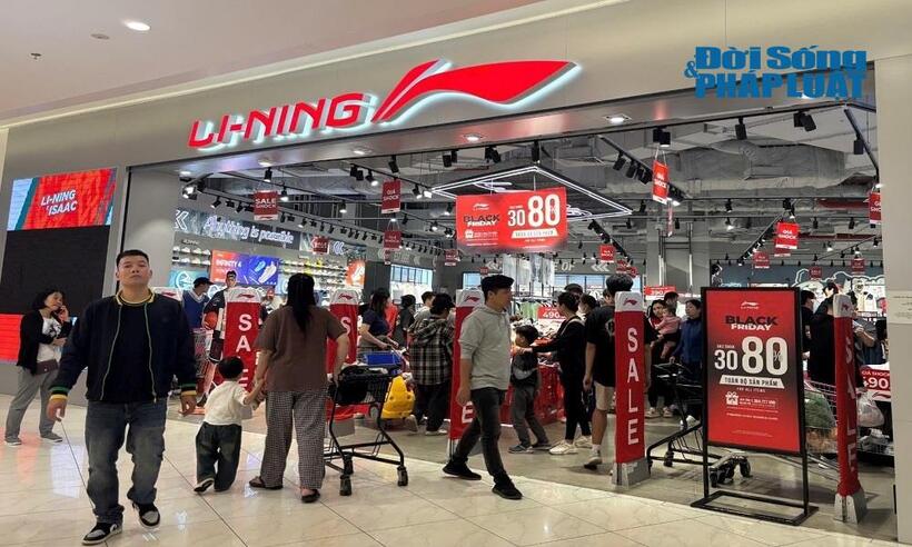 Nhiều cửa hàng treo biển giảm giá nhân dịp Black friday từ rất sớm để thu hút khách mua.