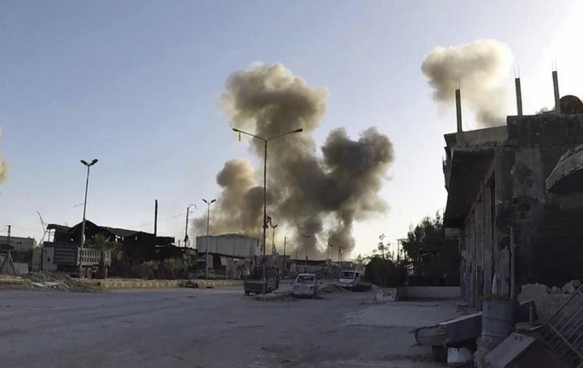 Khói bốc lên sau một vụ tấn công bằng rocket ở tỉnh Deir al-Zour, miền Đông Syria. Ảnh minh họa
