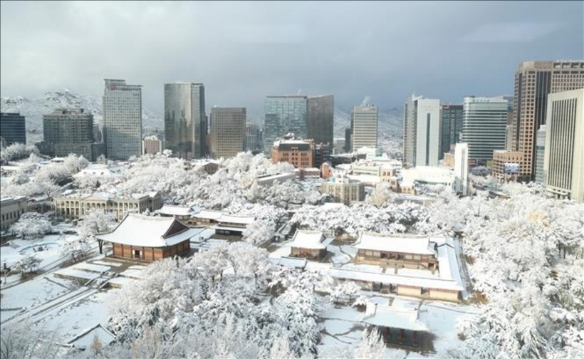 Hình ảnh tuyết phủ trắng xóa thủ đô Seoul (Hàn Quốc) vào ngày 27/11. Ảnh: Yonhap/TTXVN