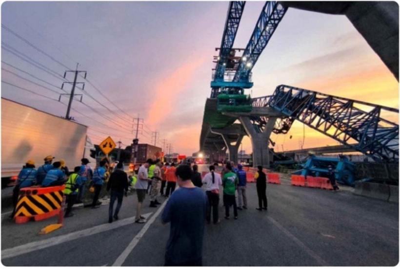 Một nhóm kỹ sư và cảnh sát hiện đang điều tra nguyên nhân vụ sập. Ảnh: Bangkok Post