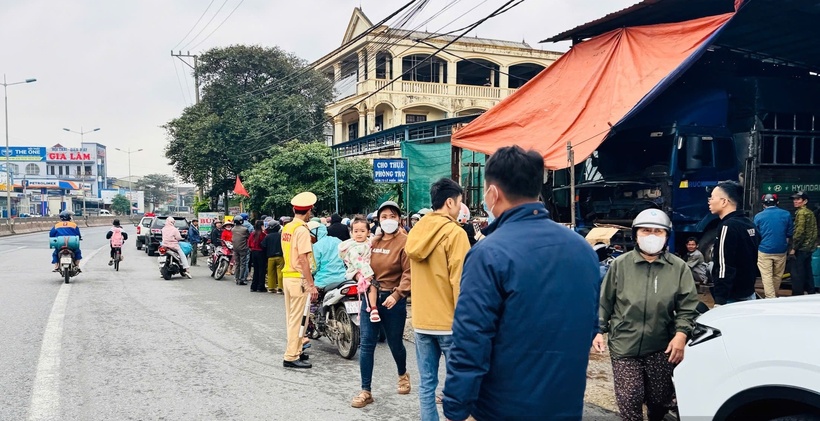 Lực lượng chức năng phong tỏa hiện trường nơi phát hiện thi thể chị P. (Ảnh: Dân Việt)