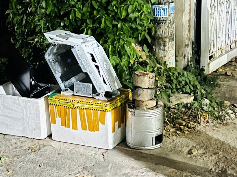 Bếp than tổ ong tại hiện trường. Ảnh: Dân Trí