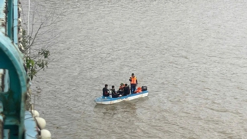 Lực lượng chức năng tìm kiếm nạn nhân.  Ảnh: Pháp luật TP.HCM