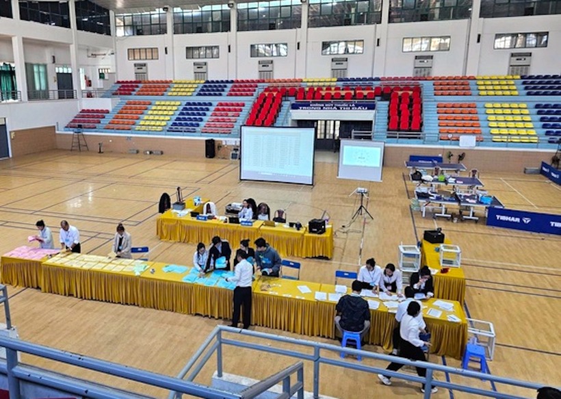 Phiên đấu giá đất. Ảnh: Vietnamnet