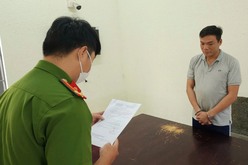 Công an quận Thanh Khê tống đạt các quyết định khởi tố đối với Doãn Đức Lập. Ảnh: Dân Trí