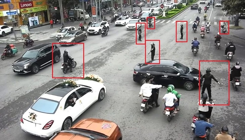 Nhóm vệ sĩ dẹp đường để xe cưới đi qua chiều ngày 24/11 ở TP Thanh Hóa. Ảnh: Dân Việt