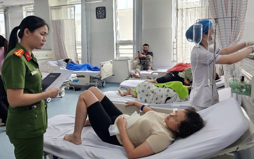 Một bệnh nhân ngộ độc thực phẩm nghi do ăn bánh mì ở Vũng Tàu. Ảnh: Tuổi trẻ