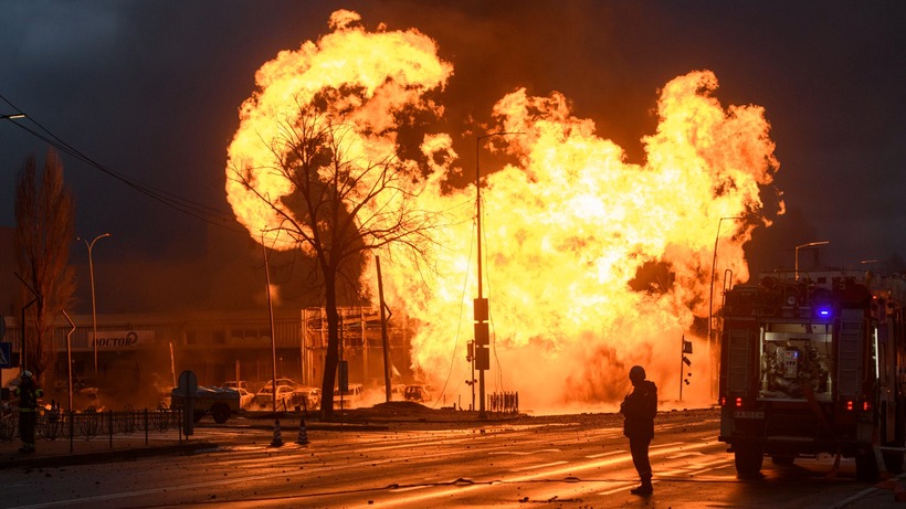 Hỏa hoạn ở Ukraine sau một cuộc không kích của Nga. Ảnh: Getty Images