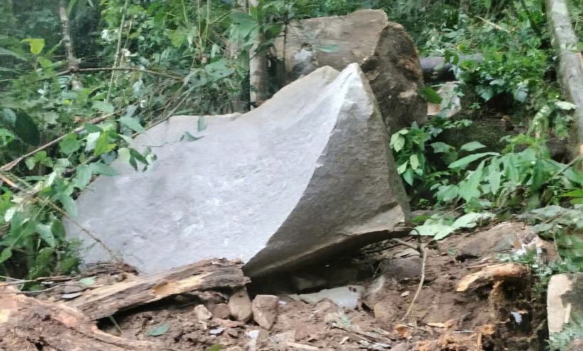 Đá tảng lăn xuống cạnh làng Tu Hon. Ảnh: Báo Giao Thông