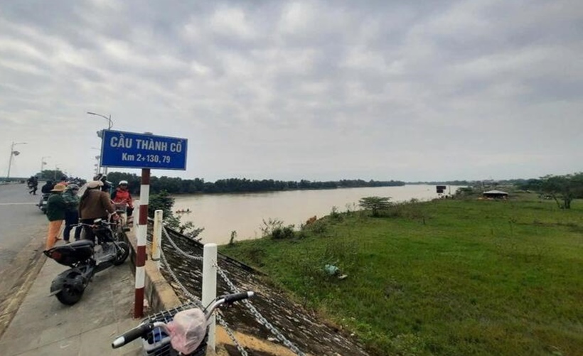 Cầu Thành Cổ nơi anh N.V.P bỏ lại nhiều vật dụng rồi nhảy xuống sông Thạch Hãn tự tử. (Ảnh: VTC News)