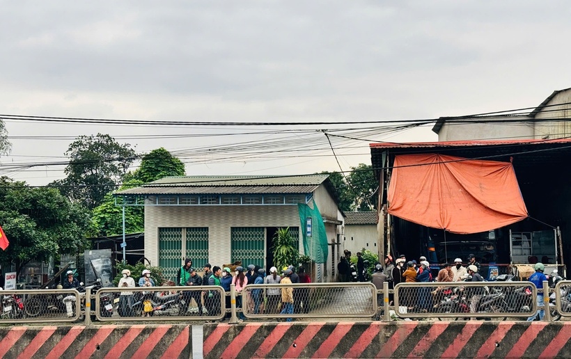 Hiện trường vụ người phụ nữ tử vong trong phòng trọ khóa trái cửa. (Ảnh: Dân Việt)